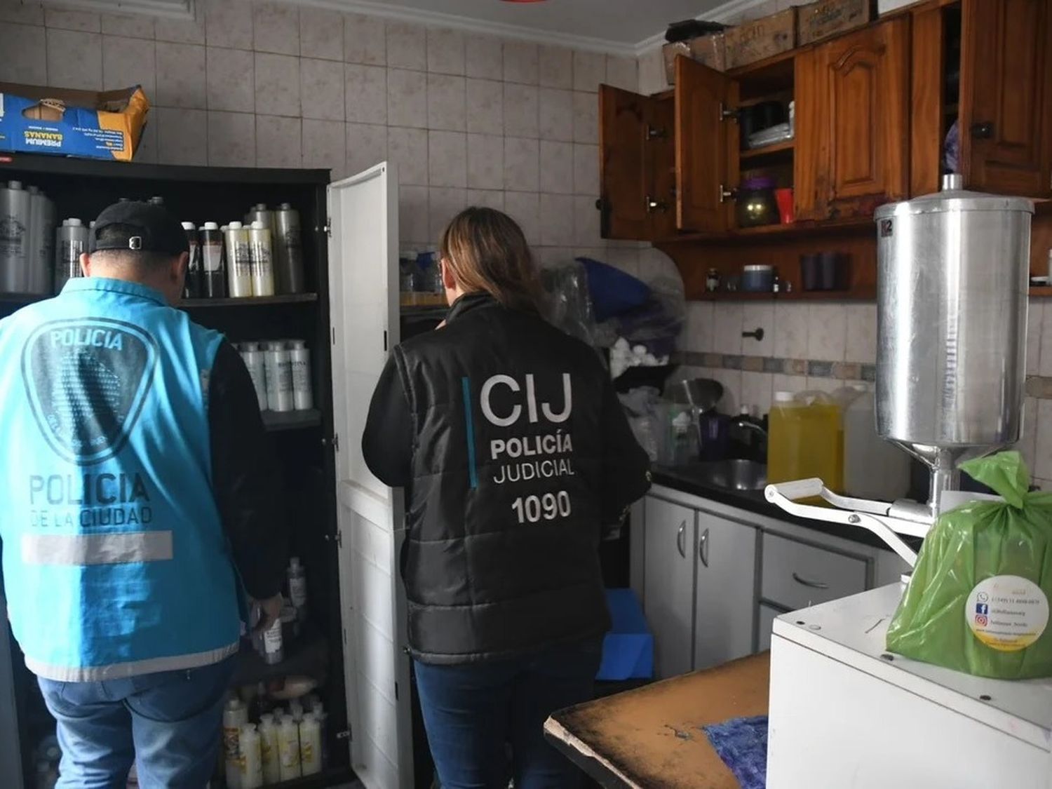 Detuvieron a “Los Alisadores” en una fábrica de productos capilares