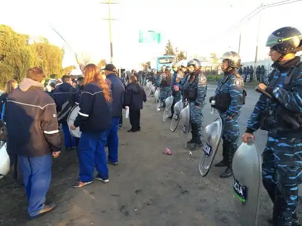 Conflicto Lear: Con un fuerte operativo de Gendarmería, la autopartista volvió a abrir 