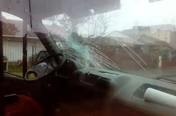 Dos grupos de adolescentes destrozaron un transporte escolar