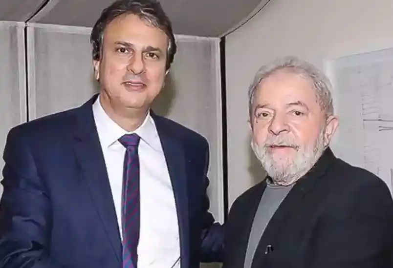 El ministro Camilo Santana junto al presidente Lula.