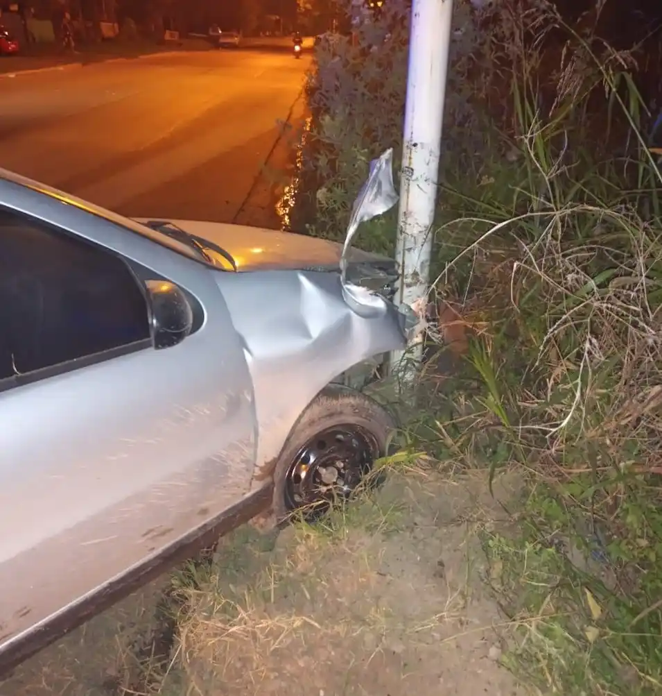 Se durmió al volante y chocó una columna de alumbrado