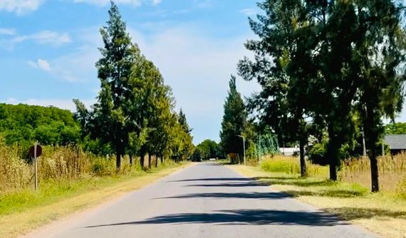 El pueblo rural con laguna, polo y encanto natural cerca de Lobos