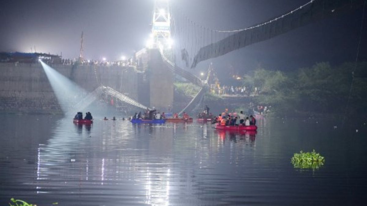 ¡LUTO EN LA INDIA! Al menos 137 muertos tras el derrumbe de un puente colgante