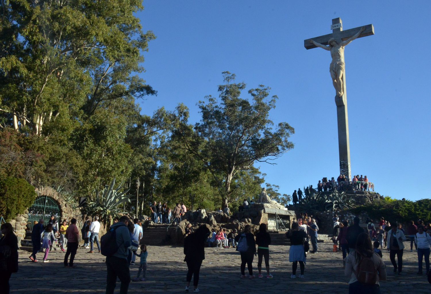 El Calvario fue el centro de la fe y convocó a miles de personas en el Viernes Santo