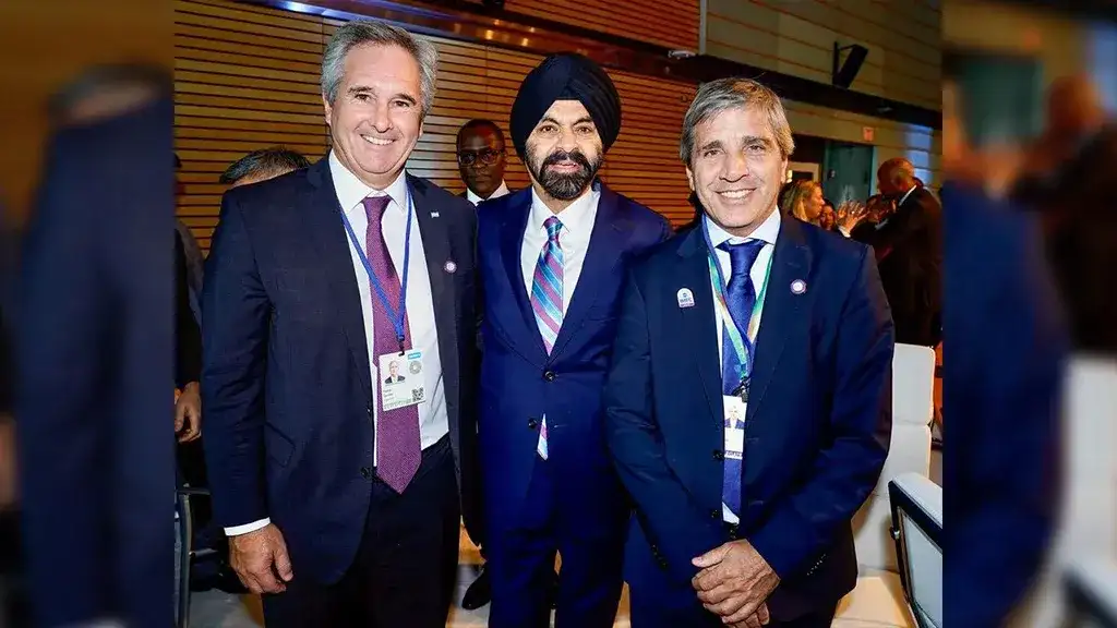 Ajay Banga, presidente del Banco Mundial, junto al ministro de Economía, Luis Caputo, y el canciller Pablo Quirno