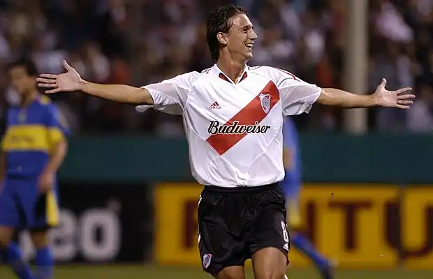 Expulsaron a un ex River de su club por las salidas nocturnas 