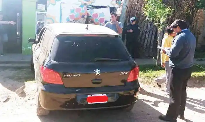 Perdió el control de su auto y chocó contra un local