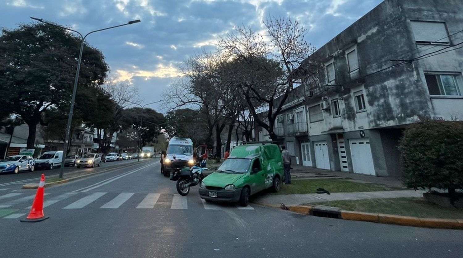 Un colectivo y un utilitario protagonizaron un accidente en zona sur: hay una persona gravemente herida