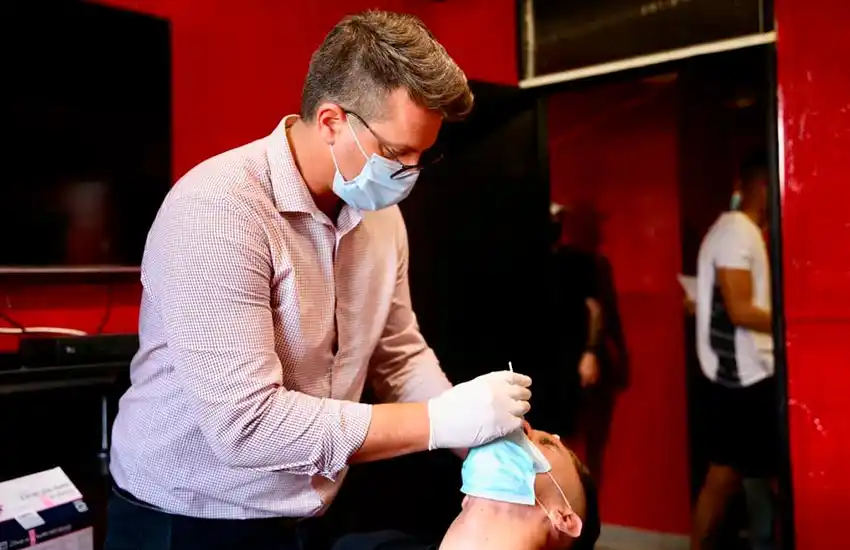 «La ola en Argentina no llegó a la cima; las próximas semanas van a ser muy complicadas”, consideró un reconocido médico