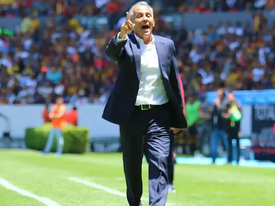 Sergio Bueno, el DT sancionado por agredir a una árbitra durante un partido en México. Foto: EFE