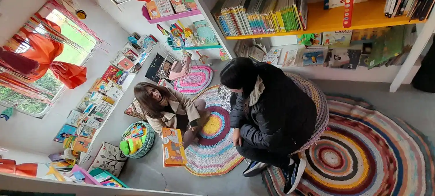 La Biblio Ambulante de Chascomús adapta su nuevo contenedor y solicita colaboración vecinal para crear un espacio de lectura acogedor