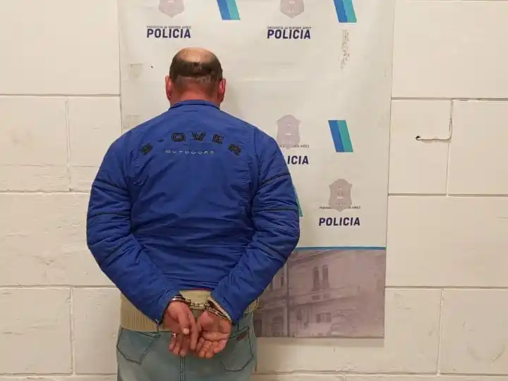 Un hombre de 34 años fue aprehendido durante la madrugada de este sábado en calle Víctor Manuel al 400, acusado de desobedecer una medida cautelar que le prohibía acercarse a su expareja, una mujer de 29 años.