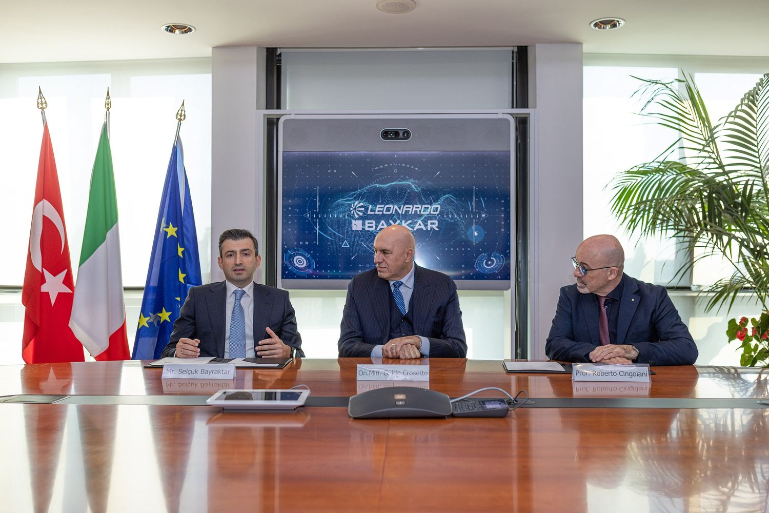 Firma del MoU para la creación de un Joint Benture entre Baykar y Leonardo para liderar el mercado de sistemas no tripulados en las próximas décadas.