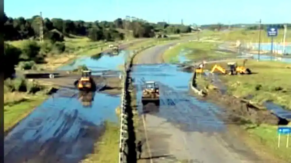 La Autovía 11, a la altura de Pinamar, amaneció cubierta de agua, barro y efluentes cloacales.