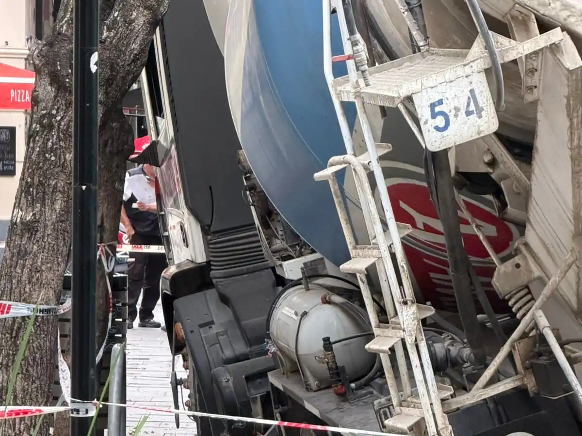 Un camión se hundió en plena peatonal Córdoba