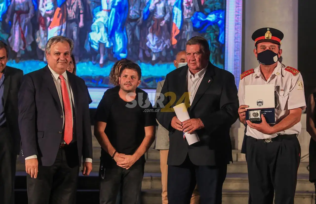 Diputados homenajeó a Bomberos Voluntarios por el combate a los incendios en las islas