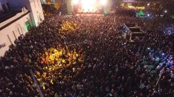 Una multitud en los festejos del aniversario de Rivadavia con Jairo, Baglietto y Los Palmeras
