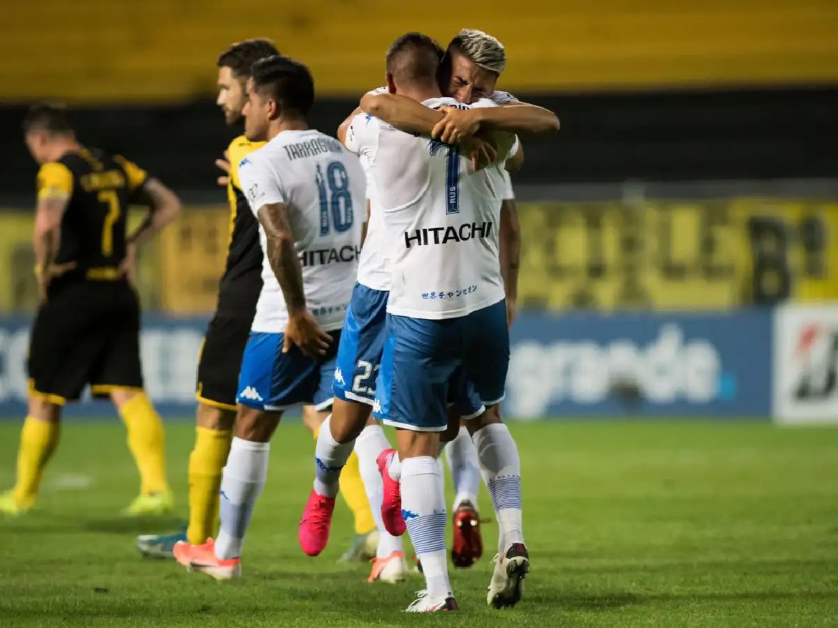 Vélez se instaló en octavos de final