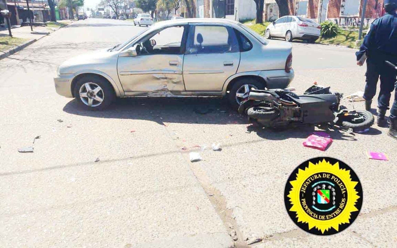 Choque entre auto y una moto deja a motociclista con fracturas