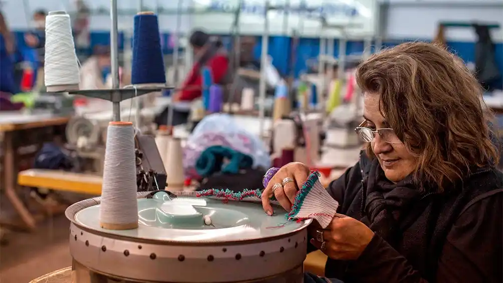 La actividad industrial subió 13% en julio y la construcción aumentó 19,8%, informó el Indec