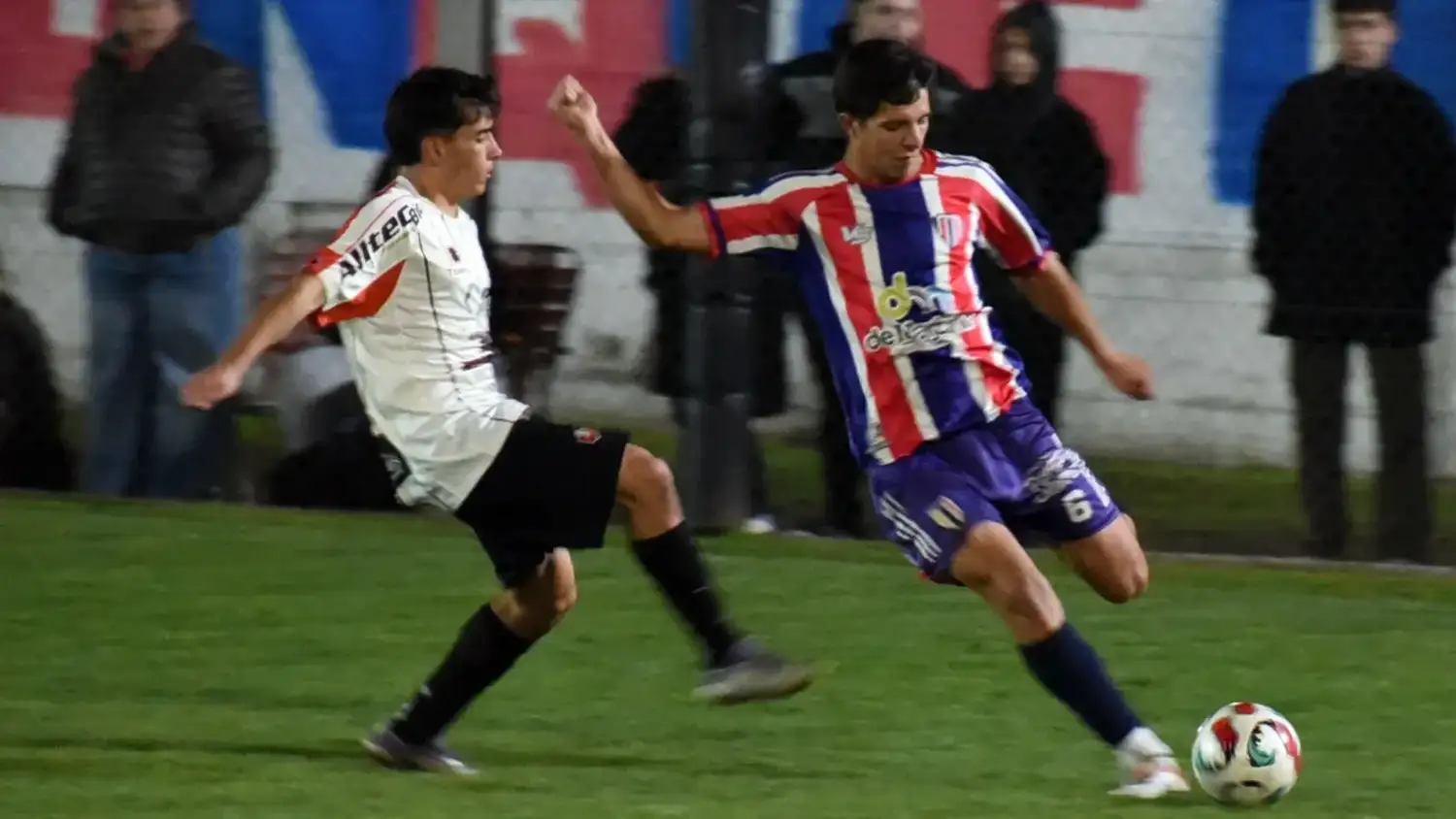 Panzardi (Ferro), en la imagen con Quintana (Independiente). El tricolor visita a Defensores de Ayacucho.