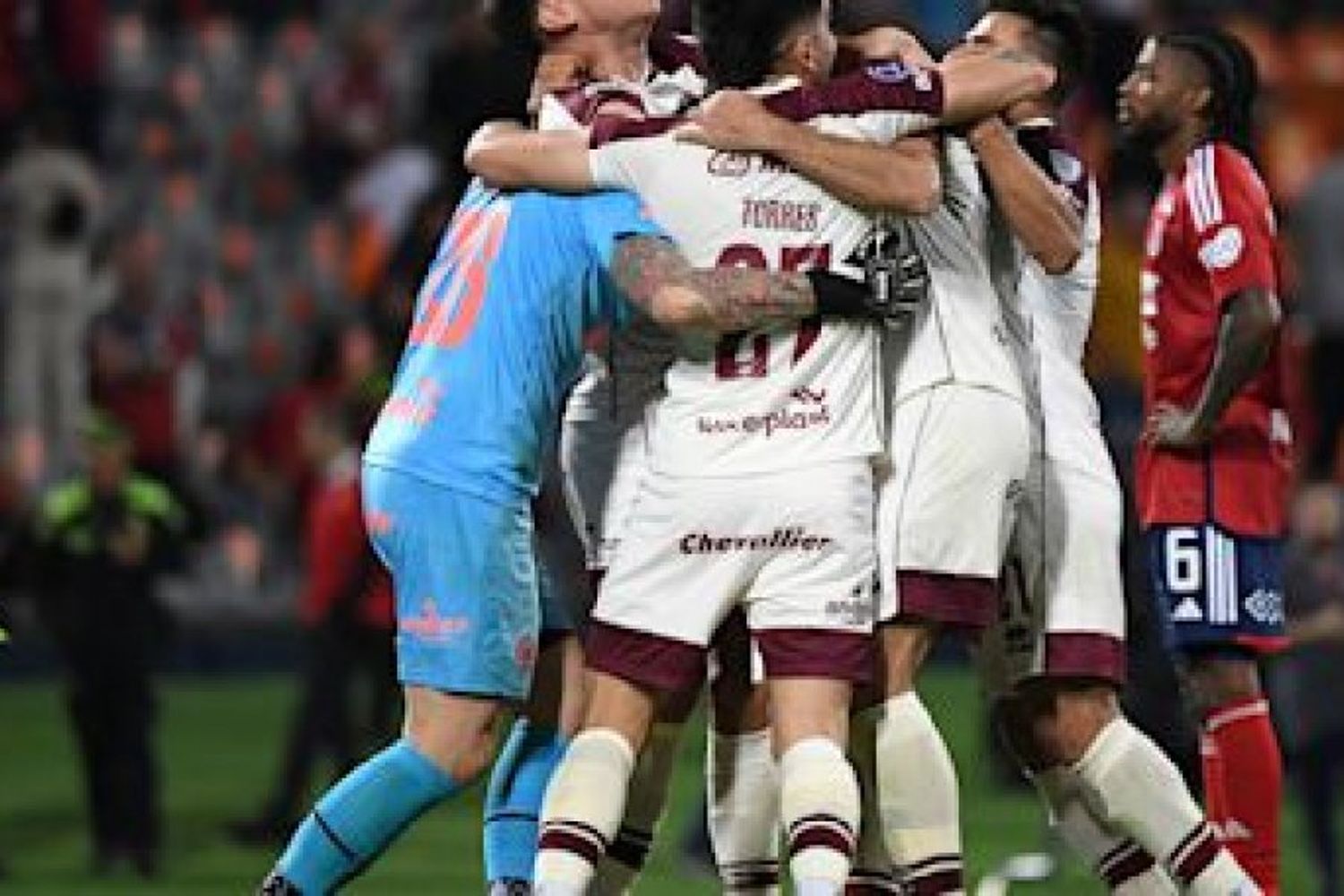 Lanús sufriendo avanzó a las semifinales de la Copa Sudamericana