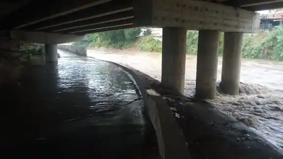 El Guaire a punto de desbordarse: lluvias colapsaron Caracas (+Video)