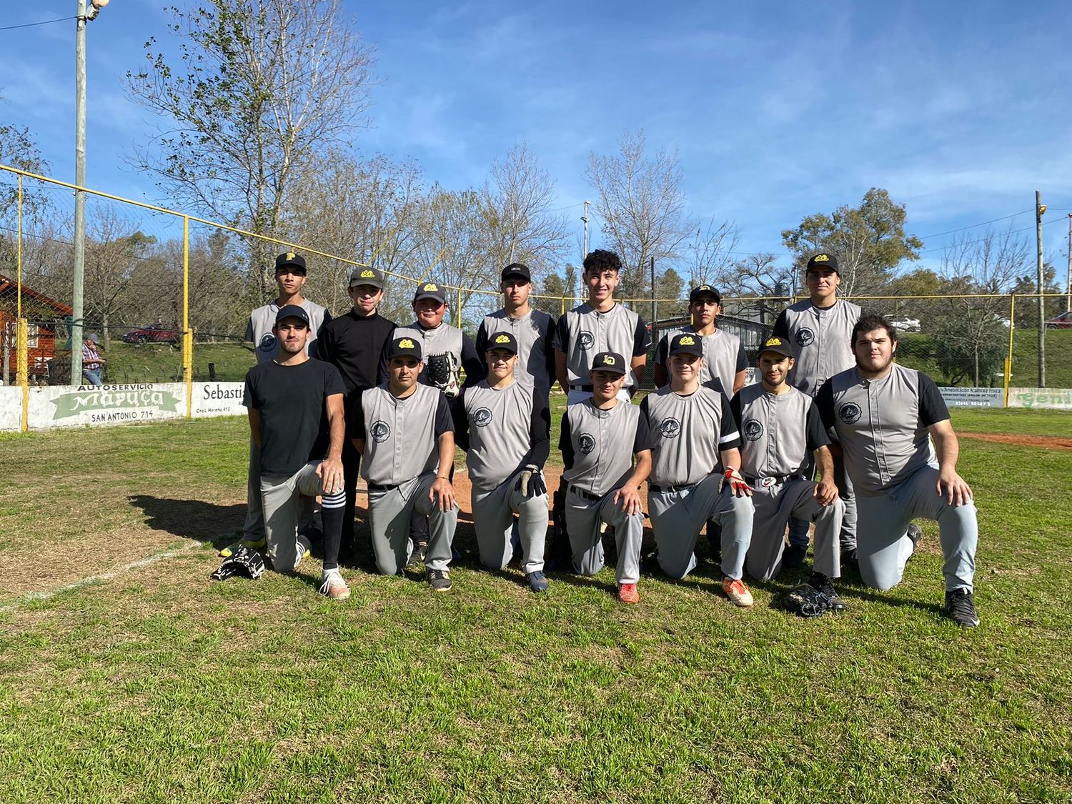 Luego de la exitosa primera Liga Municipal de Sóftbol, el domingo se inicia otro certamen similar que tendrá como plus la competencia femenina con un enfrentamiento para alquilar balcones entre La Olla Femenina y la UADER.