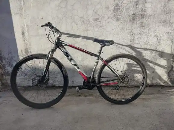 Efectivos policiales recuperaron una bicicleta que había sido robada y buscan a su legítimo dueño