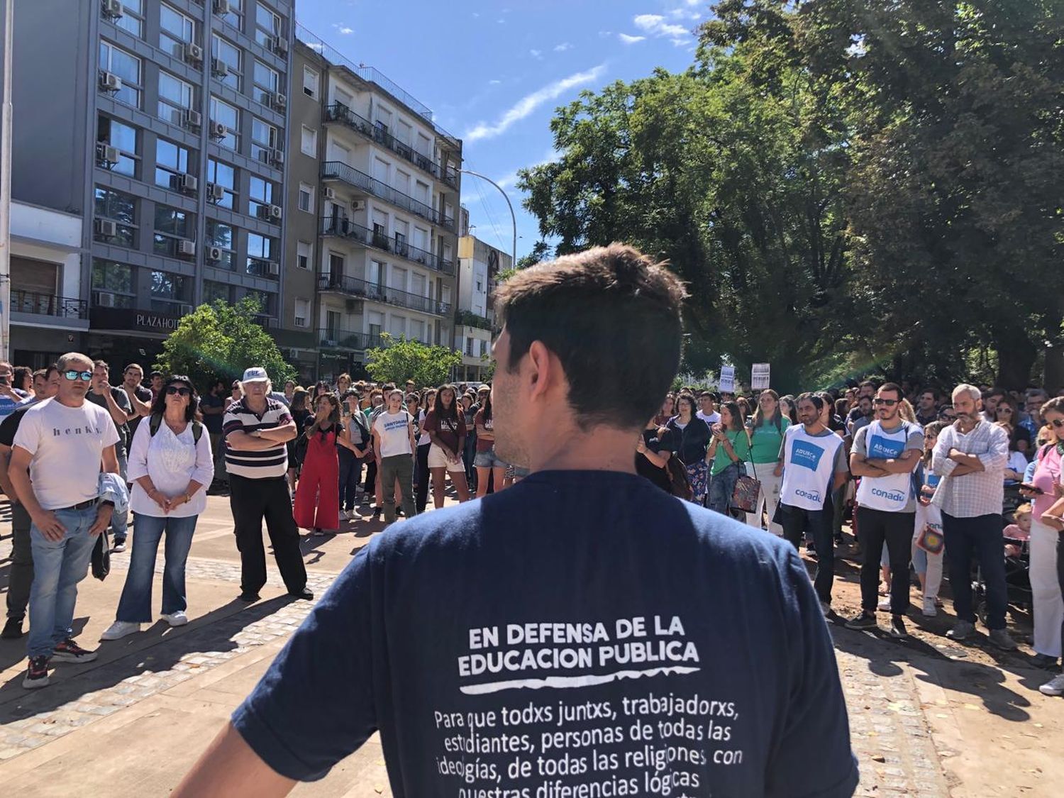 Docentes, no docentes y estudiantes se movilizaron en defensa de la universidad pública.