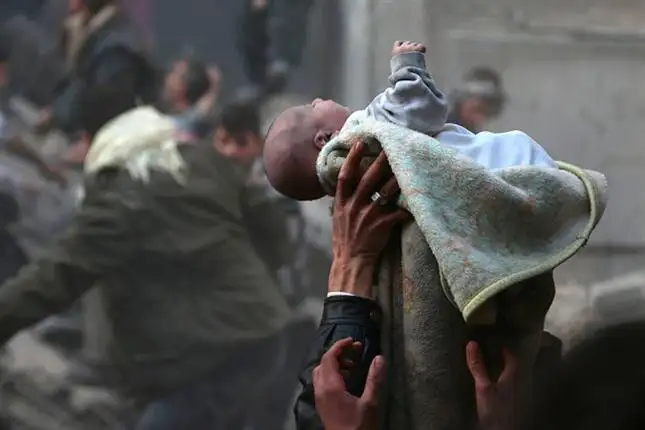 El bebe del milagro: salió ileso de una explosión que voló su casa