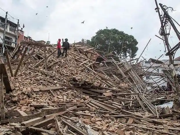 Una nueva réplica del sismo sacude Nepal y ya suman 2.200 los muertos en la región del Himalaya