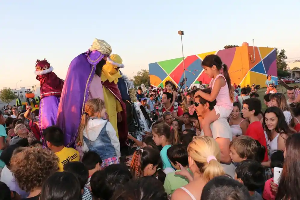 Los Reyes Magos repartieron golosinas y regalos a los más chicos