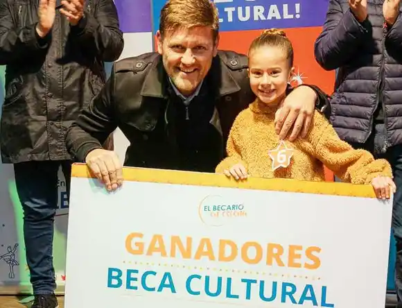 Se entregaron becas culturales a estudiantes ganadores  del certamen