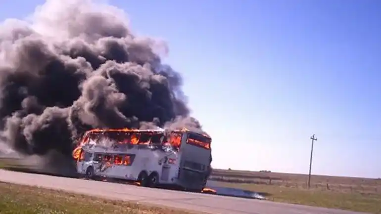 Ruta 11: Incendio de micro provocó demoras a la altura de Tordillo