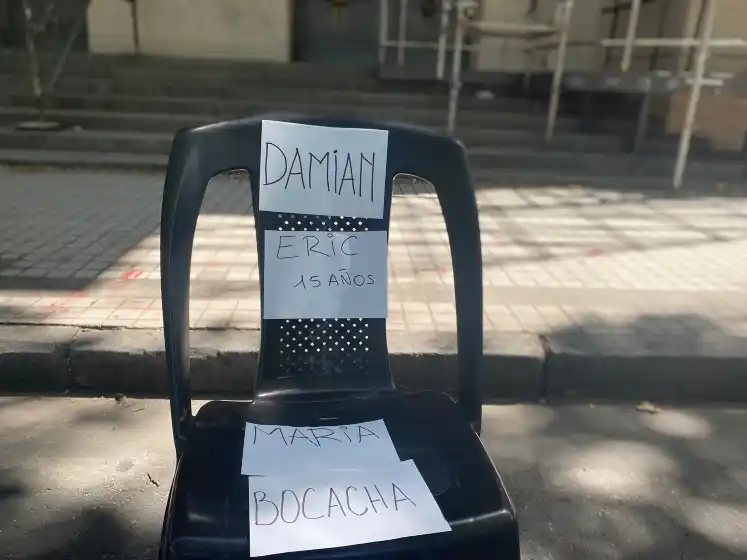Sillas vacías con nombres para recordar a las víctimas de la inseguridad