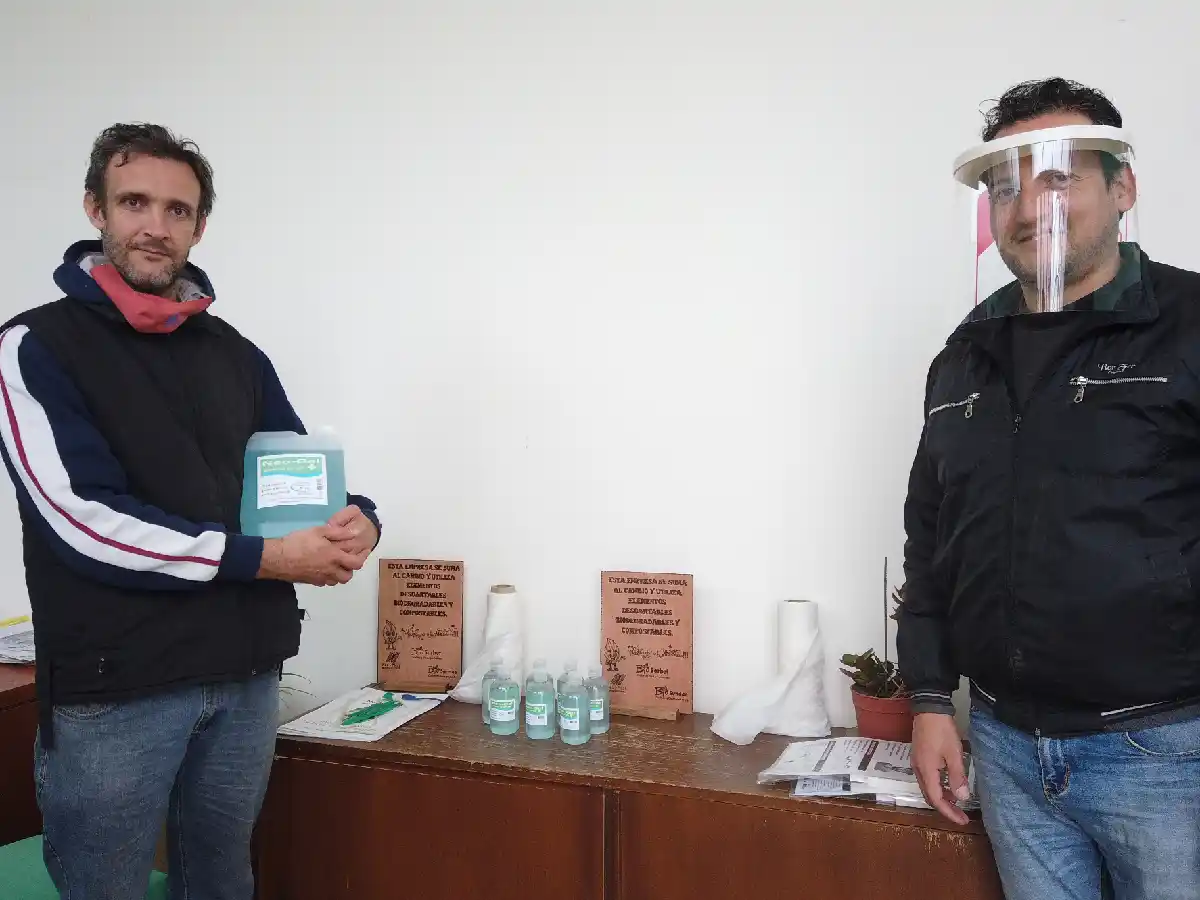Las máscaras y el alcohol  en gel producidos en Frontera  llegaron al gobierno de Santa Fe