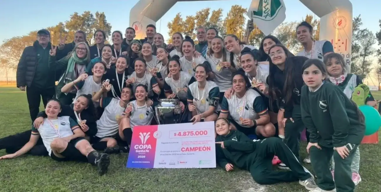 Social Lux celebró el bicampeonato de la Copa Santa Fe junto al trofeo y las medallas.