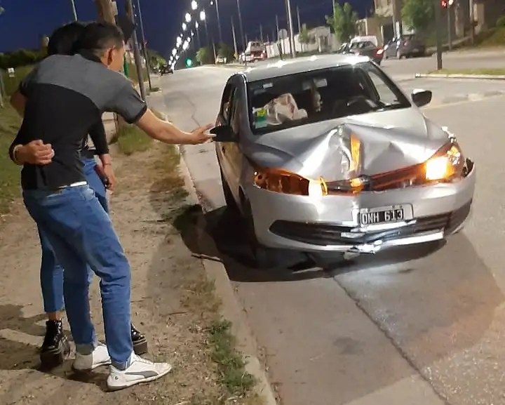Una nena fue atropellada por una moto y  un automóvil chocó con un poste de luz