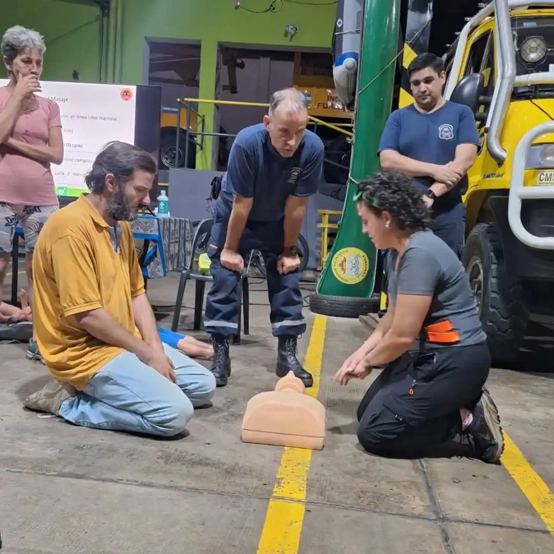 Capacitación en RCP y primeros auxilios para familias de bomberos voluntarios de Concordia