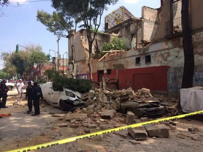 Más de 130 muertos por un fuerte terremoto en México