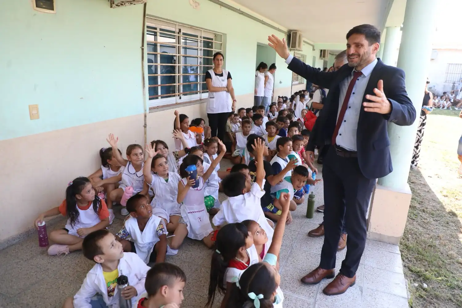 Pullaro inauguró aula en Alejandra