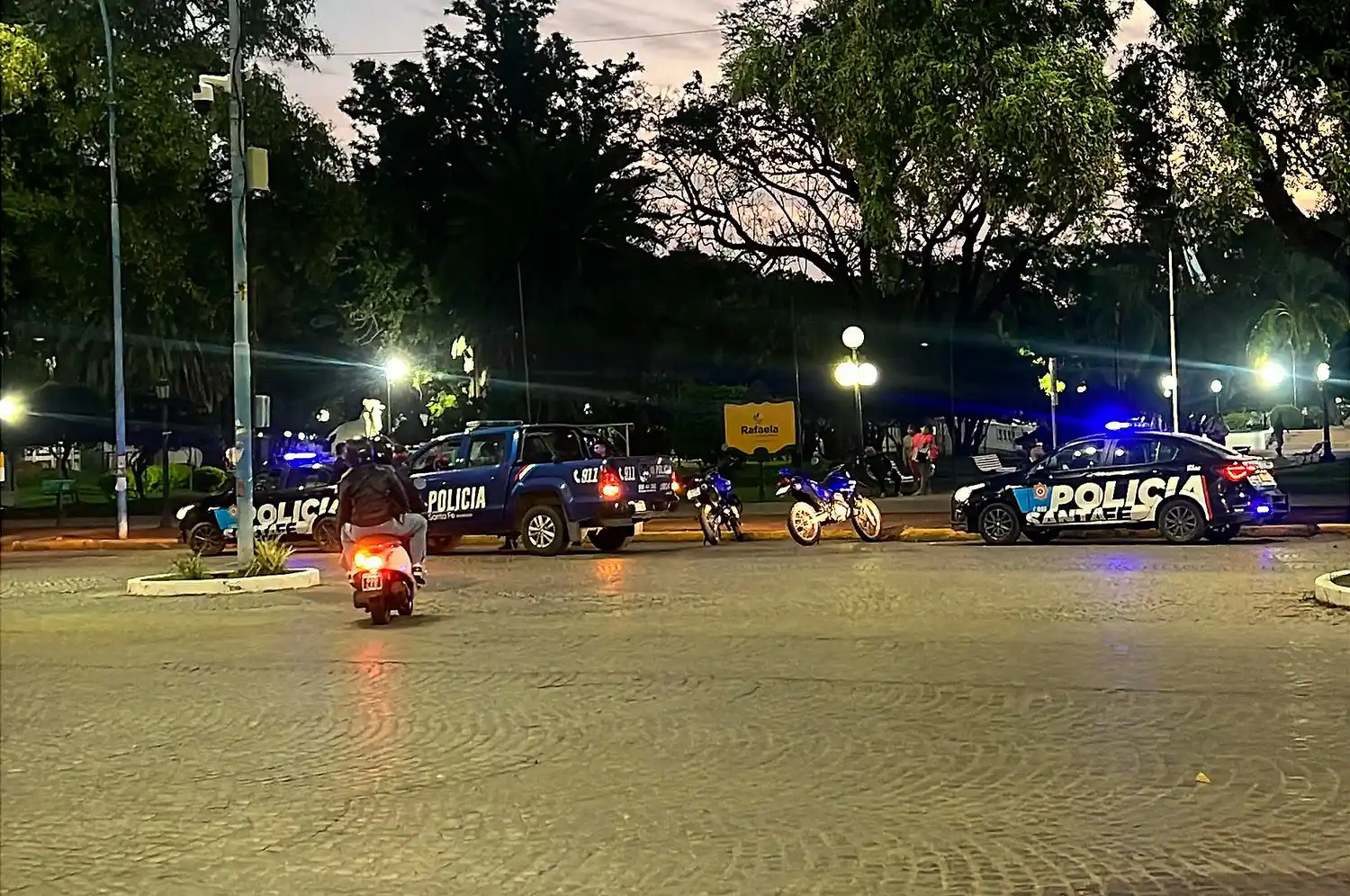 efectivos policiales policía patrullero detenido centro santa fe rafela bv plaza 25 de mayo noche - 2