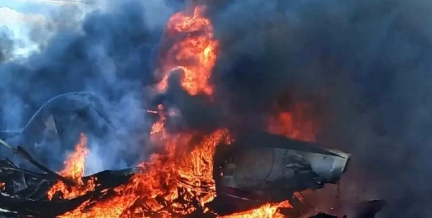 La avioneta chocó con un poste de tendido eléctrico, “impactando un vehículo menor, incendiándose en el lugar, lo que habría provocado la muerte del piloto”.