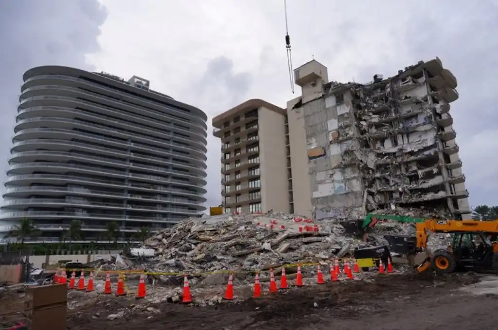 Miami: interrumpen tareas de rescate por el peligro de colapso del resto del edificio