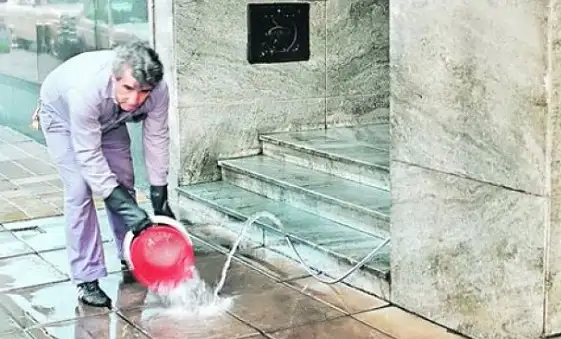 El municipio intensificará los controles por derrame del agua en la vía pública