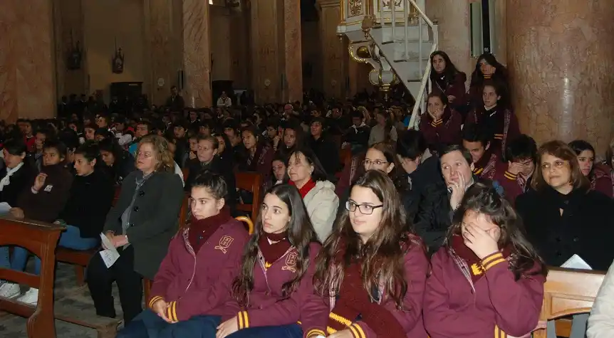 Una multitud de jóvenes contra las adicciones