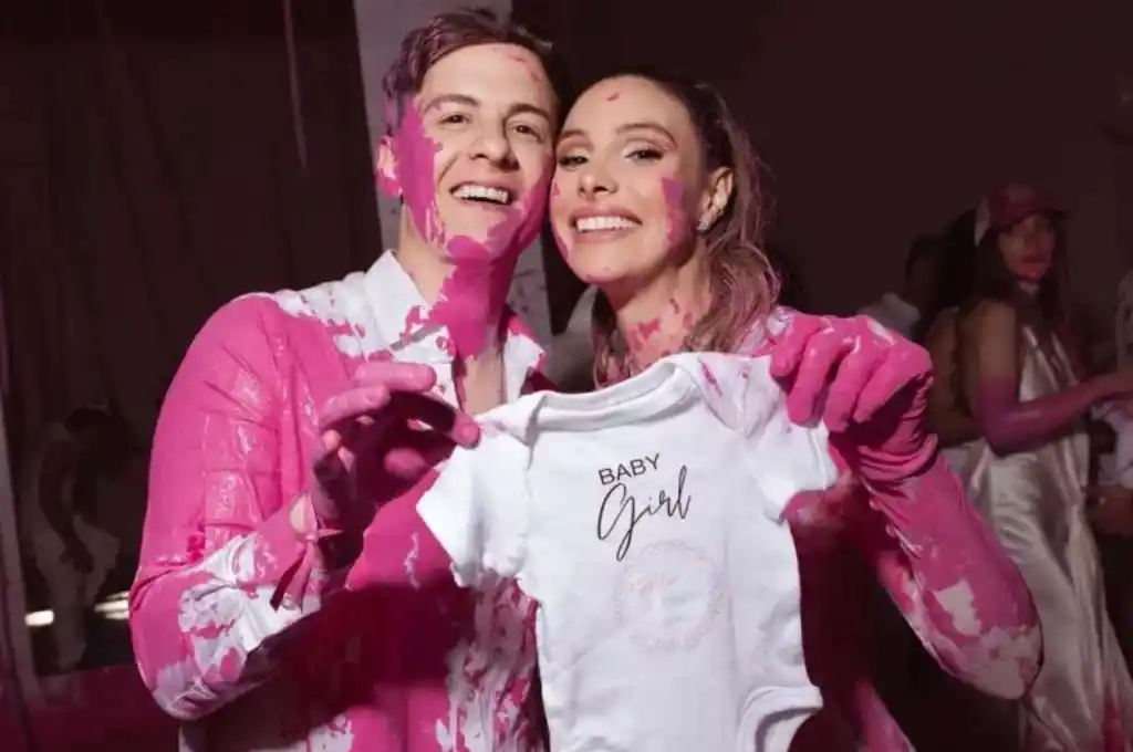 La pareja reveló que espera una niña.