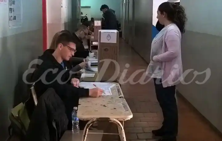 Así llegaban los primeros votantes