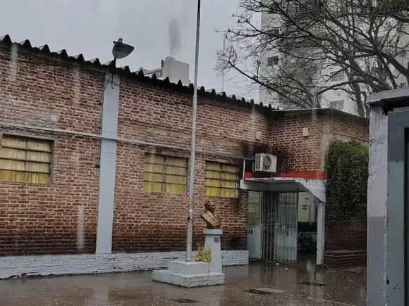 Quilmes: Cayó un rayo en una escuela y dañó equipos de aire acondicionado